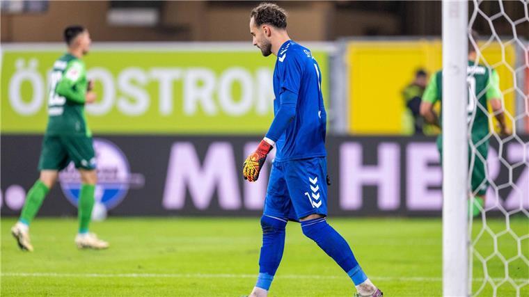 Paderborn springt auf Platz zwei - 3:0 gegen Regensburg Jahn-Keeper Felix Gebhardt konnte die Niederlage auch nicht verhindern.