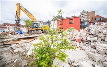 Jahrelang wurde für die Revitalisierung der Wulsdorfer Stadtteilmitte in Bremerhaven gekämpft. Mit dem Abriss einer Häuserzeile an der Weserstraße wurde jetzt der Startschuss für das Millionenprojekt gegeben.