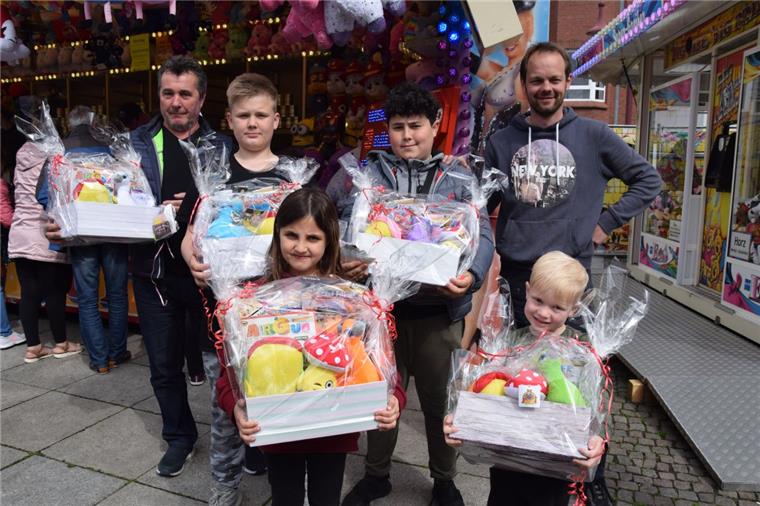 Nordenham: So lief der Jahrmarkt am neuen Standort Jahrmarkt-Organisator René Mondorf (rechts) mit den Präsentkorb-Gewinnern.