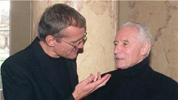 Jahrzehntelang prägte Juri Grigorowitsch (r) das weltberühmte Ballett des Moskauer Bolschoi Theaters. (Archivbild)