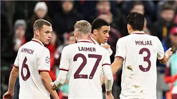 Jamal Musiala (2.v.r) wurde nach seinem Treffer gefeiert.