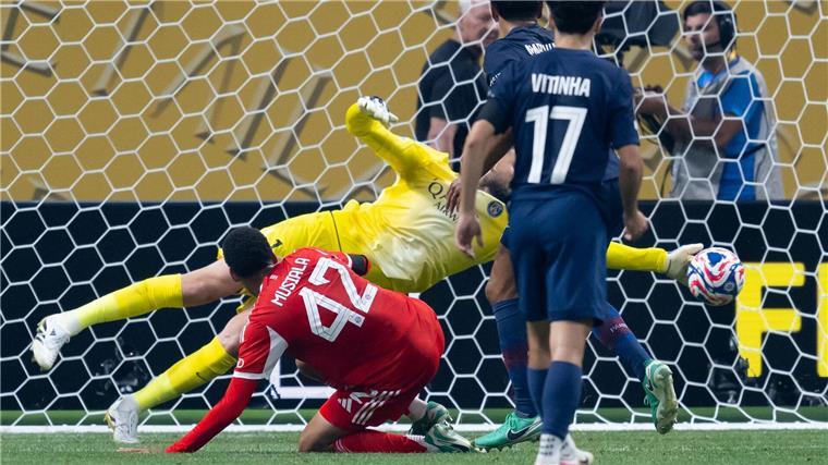 Verloren und verletzt Jamal Musiala schießt aufs Tor von Torwart Gianluigi Donnarumma von Paris.