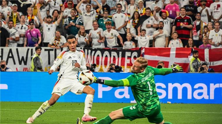 Jamal Musiala überwand Torhüter Kasper Schmeichel und traf zum 2:0.