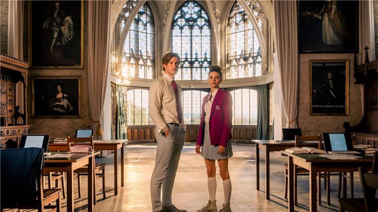 Serie „Maxton Hall“ setzt Siegeszug fort James Beaufort (Damian Hardung) und Ruby Bell (Harriet Herbig-Matten) in der Kulisse der Amazon-Serie „Maxton Hall“.
