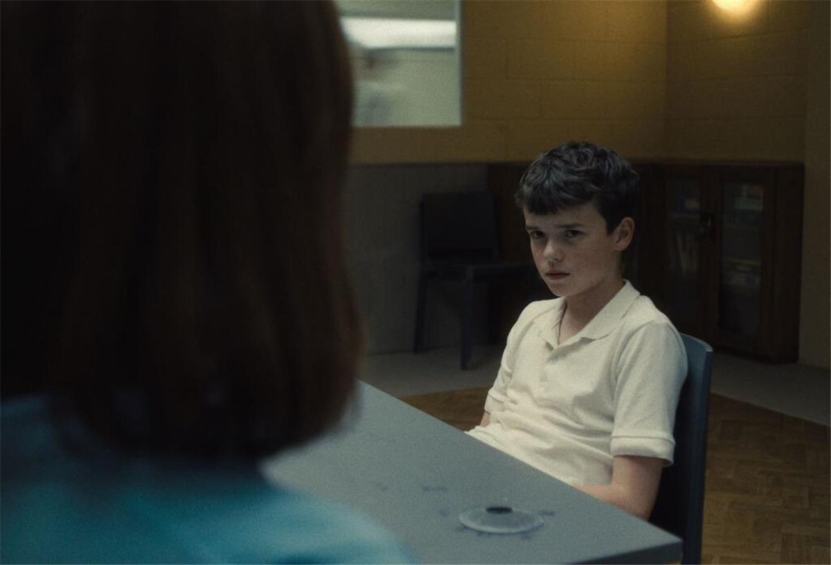 Jamie Miller (Owen Cooper) in der britischen Netflix-Serie „Adolescence“ im Gespräch mit der Psychologin Briony Ariston (Erin Doherty). 