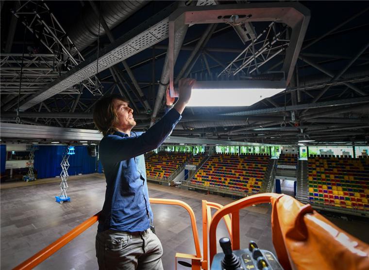 Jan Banaschewski, technischer Leiter der Stadthalle Bremerhaven, zeigt die neuen LED-Lichter. 