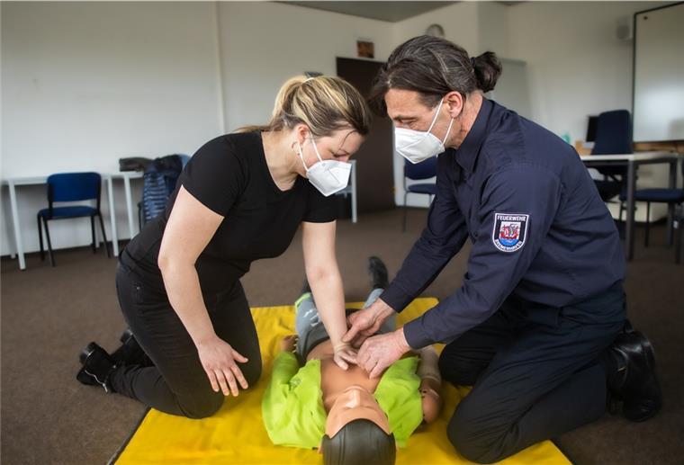 Jan Bobke, stellvertretender Leiter der Notfallsanitäterschule, zeigt Redakteurin Denise von der Ahé, wie die Herzdruckmassage funktioniert.