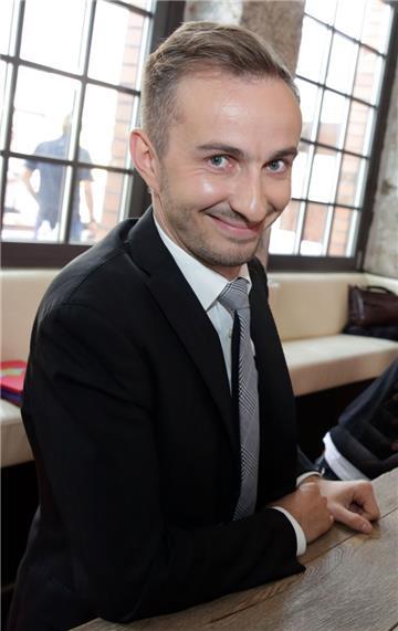 Jan Böhmermann hält die Politik in Atem. Die Bundesregierung braucht mehrere Tage, um zu prüfen, ob die Staatsanwaltschaft Strafverfolgung einleiten soll. Grund ist das Schmähgedicht auf Erdogan.