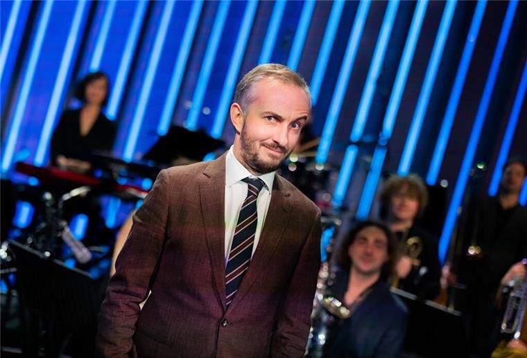 ARCHIV - 02.12.2021, Nordrhein-Westfalen, Köln: Jan Böhmermann, Moderator, steht im Anschluss an seine Late-Night-Show «ZDF Magazin Royal» vor seinem Orchester, dem Rundfunk Tanzorchester Ehrenfeld, aufgenommen am 02.12.2021. (zu dpa: «Böhmermann kontert bei «New York Times» Musks AfD-Empfehlung») Foto: Rolf Vennenbernd/dpa +++ dpa-Bildfunk +++
