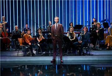 Jan Böhmermann, Moderator, steht im Anschluss an seine Late-Night-Show „ZDF Magazin Royal“ vor seinem Orchester, dem Rundfunk-Tanzorchester Ehrenfeld.
