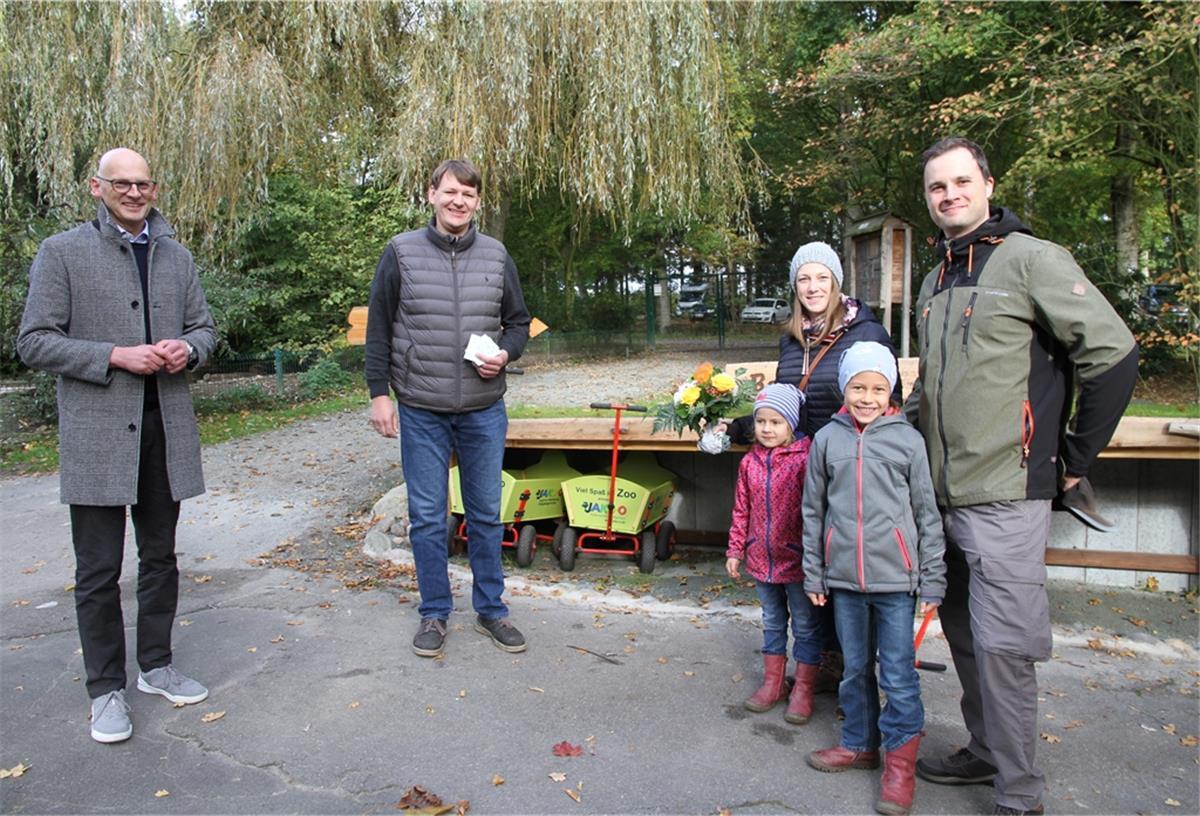 Jan-Christoph Klein (r.) ist der 80.000. Zoo-Besucher in diesem Jahr. Bürgermeister Pawlowski (l.) und Zoochef Grothmann gratulierten dem Misselwardener, der in Begleitung von Nicole Schneider und den Nichten Myla und Nika die Wingst besucht hatte.