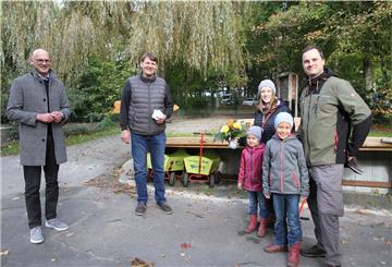 Jan-Christoph Klein (r.) ist der 80.000. Zoo-Besucher in diesem Jahr. Bürgermeister Pawlowski (l.) und Zoochef Grothmann gratulierten dem Misselwardener, der in Begleitung von Nicole Schneider und den Nichten Myla und Nika die Wingst besucht hatte.