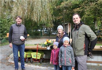 Jan-Christoph Klein (r.) war der 80.000. Zoo-Besucher in diesem Jahr in der Wingst. Zoochef Dr. Pierre Grothmann (l.) gratulierte dem Misselwardener, der in Begleitung von Nicole Schneider und den Nichten Myla und Nika die Wingst besucht hatte.