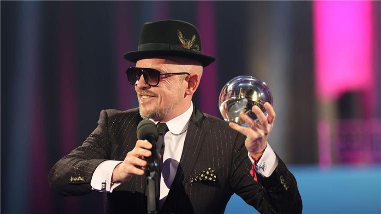 Jan Delay freut sich über den „Sonderpreis“ bei der Preisverleihung „1Live-Krone“.