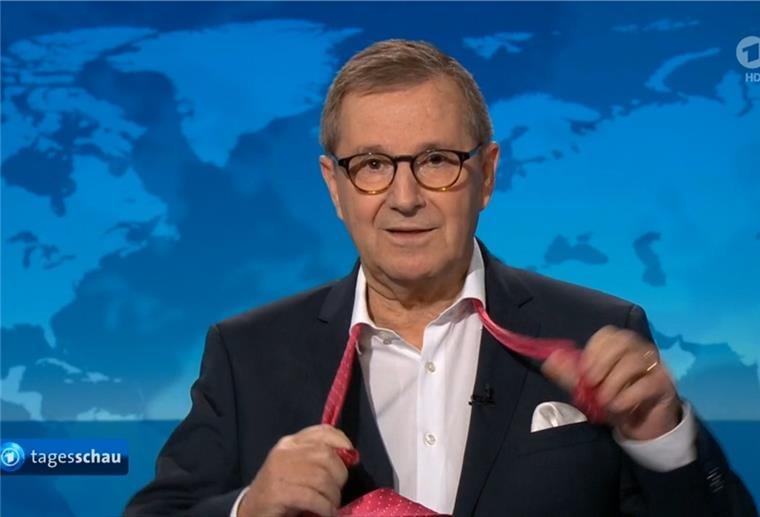  Hamburg: Jan Hofer, Chefsprecher der "Tagesschau", zieht sich nach seiner letzten Nachrichtensendung die Krawatte aus (Screenshot). 