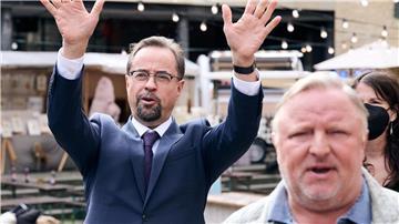 Jan Josef Liefers (l) als Rechtsmediziner Karl-Friedrich Boerne und Axel Prahl als  Frank Thiel am Set vom „Tatort Münster - MagicMom“.