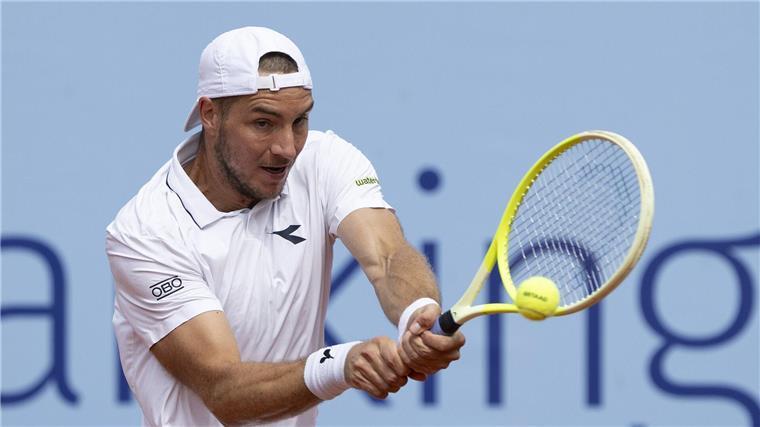 Jan-Lennard Struff gab in seinem Achtelfinale beim Tennis-Turnier in Kitzbühel nur vier Spiele ab. (Archivbild)