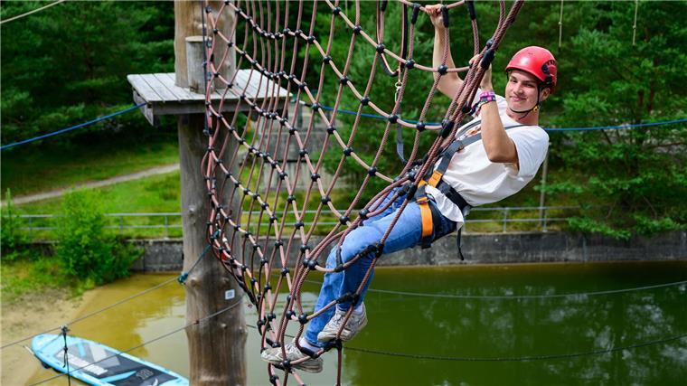 Von Fußballgolf bis Barfußpark: Freizeitideen im Norden Jan-Lucas Maier-Luft klettert im Kletterpark Höhenwegarena.