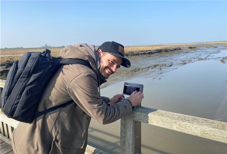 Jan-Michael Schönebeck demonstriert die Nutzung eines der insgesamt vier "Coast-Snap-Rahmen" am Langwarder Groden.