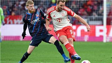 Jan-Niklas Beste (l) hat Bayern-Erfahrung. Mit Hoffenheim spielte er schon in München und gegen Harry Kane (r).