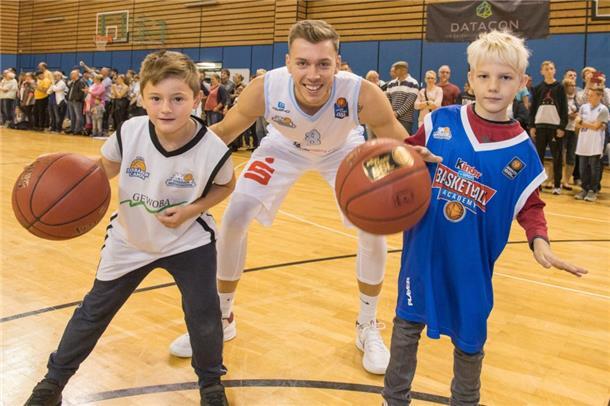 Jan Niklas Wimberg zeigt Corey Kühne und Collin Thies das Dribbeln.