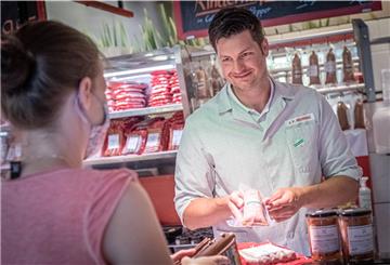 Jan-Peter Mehring von Mühlenbeck Fleischwaren in Spaden, zeigt seine Schweinefleischprodukte aus Offenstallhaltung.
