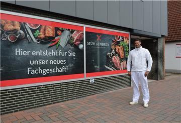 Jan-Peter Mehring steht in der Leher Straße in Spaden vor dem Gebäude in dem das neue Fachgeschäft entstehen soll. 