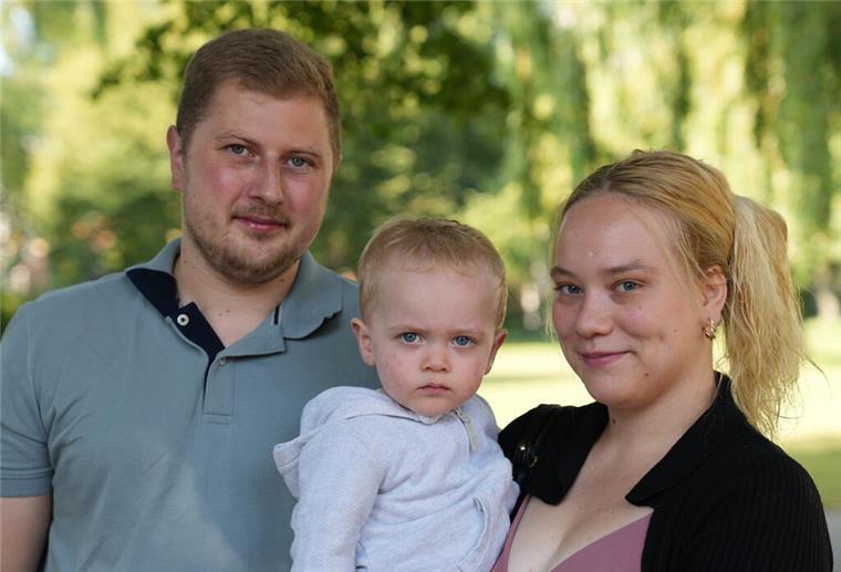 Todkrank: Der kleine Finn braucht einen Lebensretter Jan-Philipp und Michelle Weinhold mit ihrem Sohn Finn. Der Einjährige hat eine seltene Immunkrankheit.
