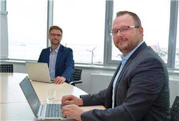 Jan Schirrmacher (rechts) und Daniel Becker wissen, wie man Homeoffice sicherer machen kann.