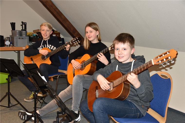 „Jugend musiziert“: Dieses Gitarren-Trio aus Loxstedt darf jubeln Jan Tienken, Emilia Tsotras und Jakob Lübsen (von links) haben als Gitarren-Trio bei „Jugend musiziert“ gewonnen.