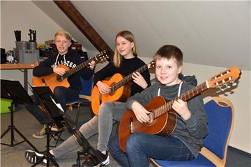 Jan Tienken, Emilia Tsotras und Jakob Lübsen (von links) haben als Gitarren-Trio bei „Jugend musiziert“ gewonnen.