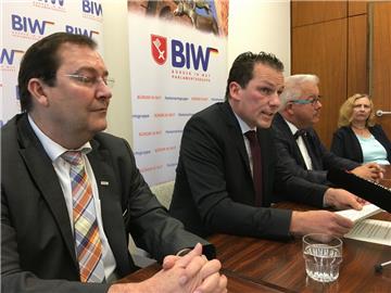 Jan Timke (Mitte) erläuterte mit den anderen BIW-Abgeordneten die Klage gegen den Bremer Senat.