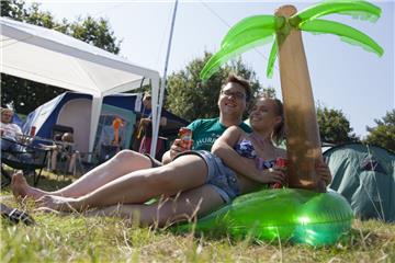 Jan und Loraine aus Leer, Veranstalter des 3500-Besucher-Festivals Pixxen, wolle...