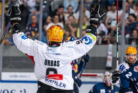 Jan Urbas jubelt nach seinem Treffer zum 3:0.