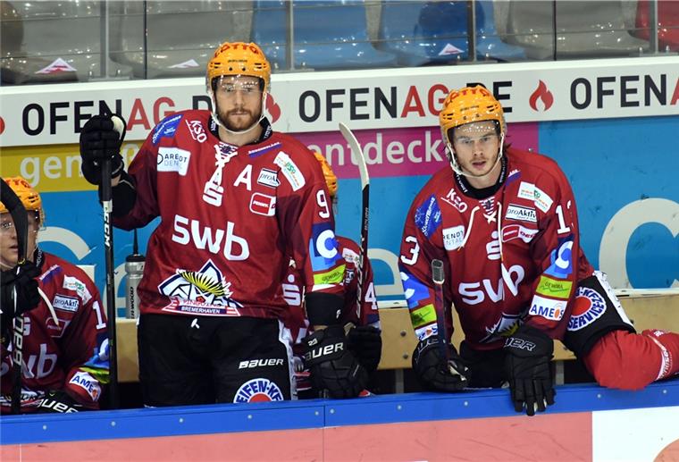 Alle Tore im Video: Die Pinguins überrennen Mannheim Jan Urbas (links) und Ziga Jeglic feierten mit den Fischtown Pinguins einen deutlichen Sieg gegen gegen die Adler Mannheim.