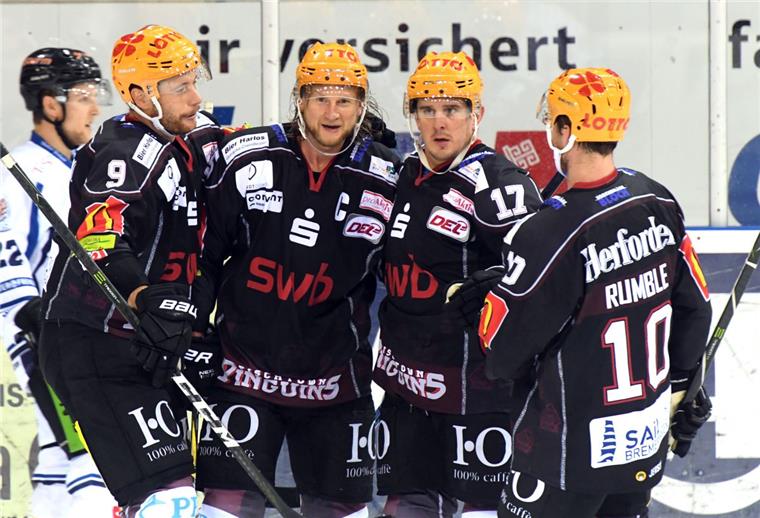 Jan Urbas (v. l.) Mike Moore, Kris Newbury und Chris Rumble freuten sich mit Christoph Körner über seinen ersten DEL-Treffer.