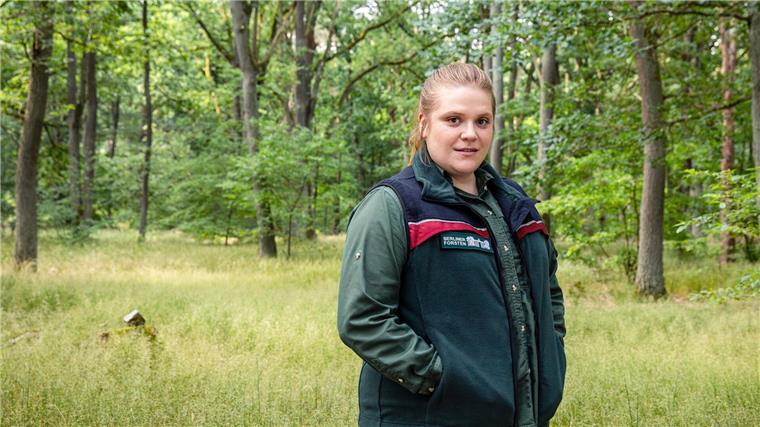 „Die Großstadtförsterin“: Ein Sofa im Baum Jana Doussière (Stefanie Reinsperger) ist die Großstadtförsterin.