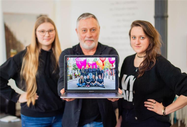Vorgespräch zur Kulturveranstaltung Artspace in der Alten Bürger 2024. Im Bild: Ein Rückblick auf die Veranstaltung in 2023 mit einem Foto des Organisationsteams (hinten von links): Jana Herford, Felke Schloßhauer, Martha Hildebrandt, Swantje Schäfer, Anika Huhle und Jens Rillke. Mit (vorn von links): Jana Ebeling, Annika Jaeger, Marie Garms und Stefanie Krämer.