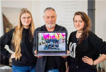 Vorgespräch zur Kulturveranstaltung Artspace in der Alten Bürger 2024. Im Bild: Ein Rückblick auf die Veranstaltung in 2023 mit einem Foto des Organisationsteams (hinten von links): Jana Herford, Felke Schloßhauer, Martha Hildebrandt, Swantje Schäfer, Anika Huhle und Jens Rillke. Mit (vorn von links): Jana Ebeling, Annika Jaeger, Marie Garms und Stefanie Krämer.