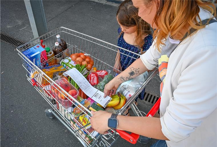 Jana Kuntzmann und ihre Tochter Hanna nach ihrem Wocheneinkauf. Die Langener Familie macht mit uns den Test: Wird der Einkauf ab Juli günstiger? Foto Scheschonka