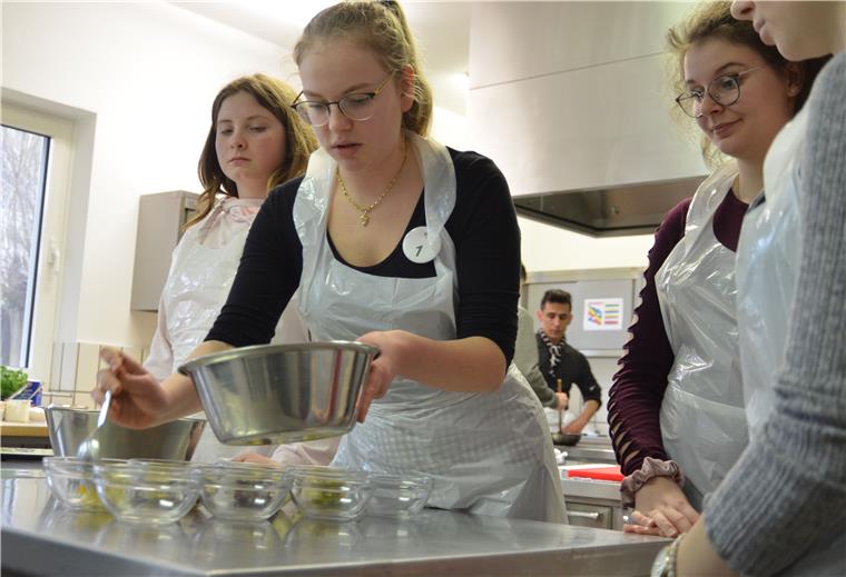 Zevener Schule macht neugierig auf Gastronomie Jana Reiswich aus Zeven richtet einen Obstsalat an. Die 16-Jährige will zwar noch ihr Abi machen, schließt aber eine Ausbildung in einem Hotel oder Restaurant nicht aus.