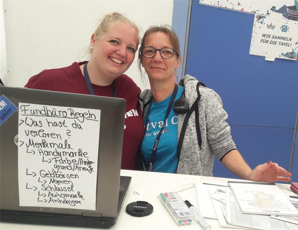 Jana Schütt (links) und Denise Umland betreuen das Fundbüro beim Deichbrand. Und...