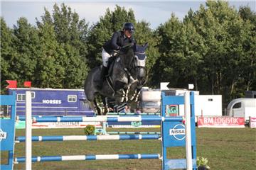 Jana Schwarting (RV Der Montagsclub) belegte mit ihrem Pferd „Ballina“ Platz zwe...