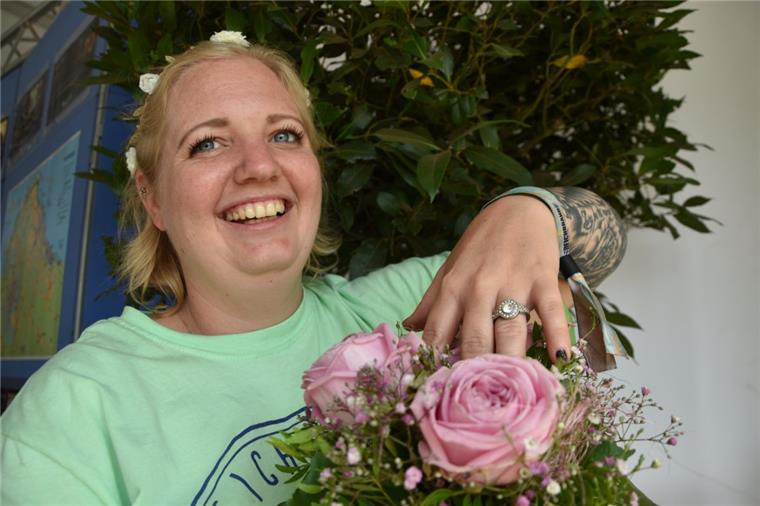 Jana Umlandt strahlt vor Glück: Sie hat auf dem Deichbrand einen Heiratsantrag bekommen.