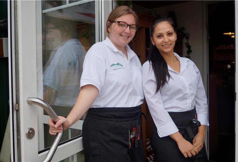 Jana Werner aus Spanien (Praktikantin, links) und Merita Sabri (Auszubildende) aus Mazedonien arbeiten im Wurster Hof in Dorum.
