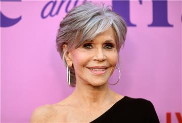Jane Fonda, US-Schauspielerin, warnt vor vor dem Gang zum Schönheitschirurgen. Sie gehe davon aus, dass viele Frauen süchtig nach Schönheitseingriffen seien.