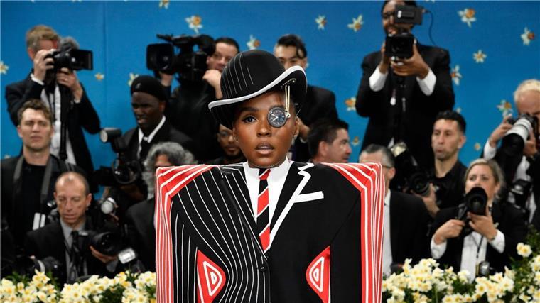 Janelle Monaes Kleidung sieht aus wie eine Box.