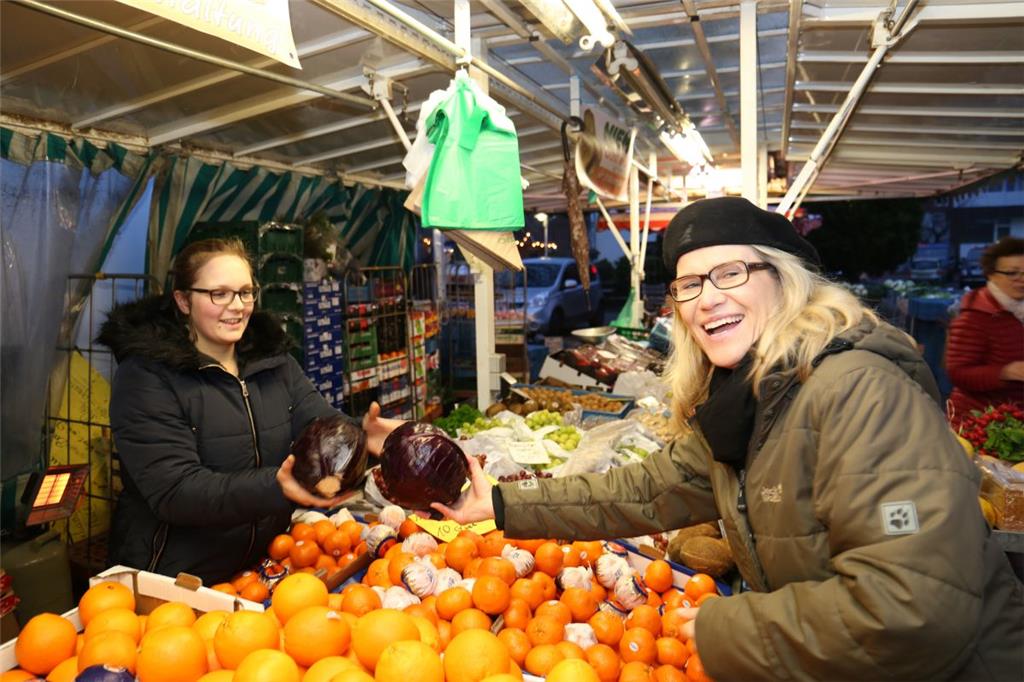 Janette Ordemann (rechts) arbeitet wie viele andere Wochenmarktbesucher in Bever...