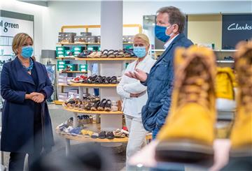 Janina Marahrens-Hashagen, Präses der Handelskammer Bremen (links), hat sich unter anderem bei Andrea von Kampen im Schuhhaus Fuss über die Situation des Einzelhandels in Bremerhaven informiert, Standortmanager Thomas Ventzke war ebenfalls dabei