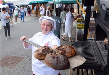 Janina Schubert serviert Brot auf dem Bauernmarkt im Fischereihafen.
